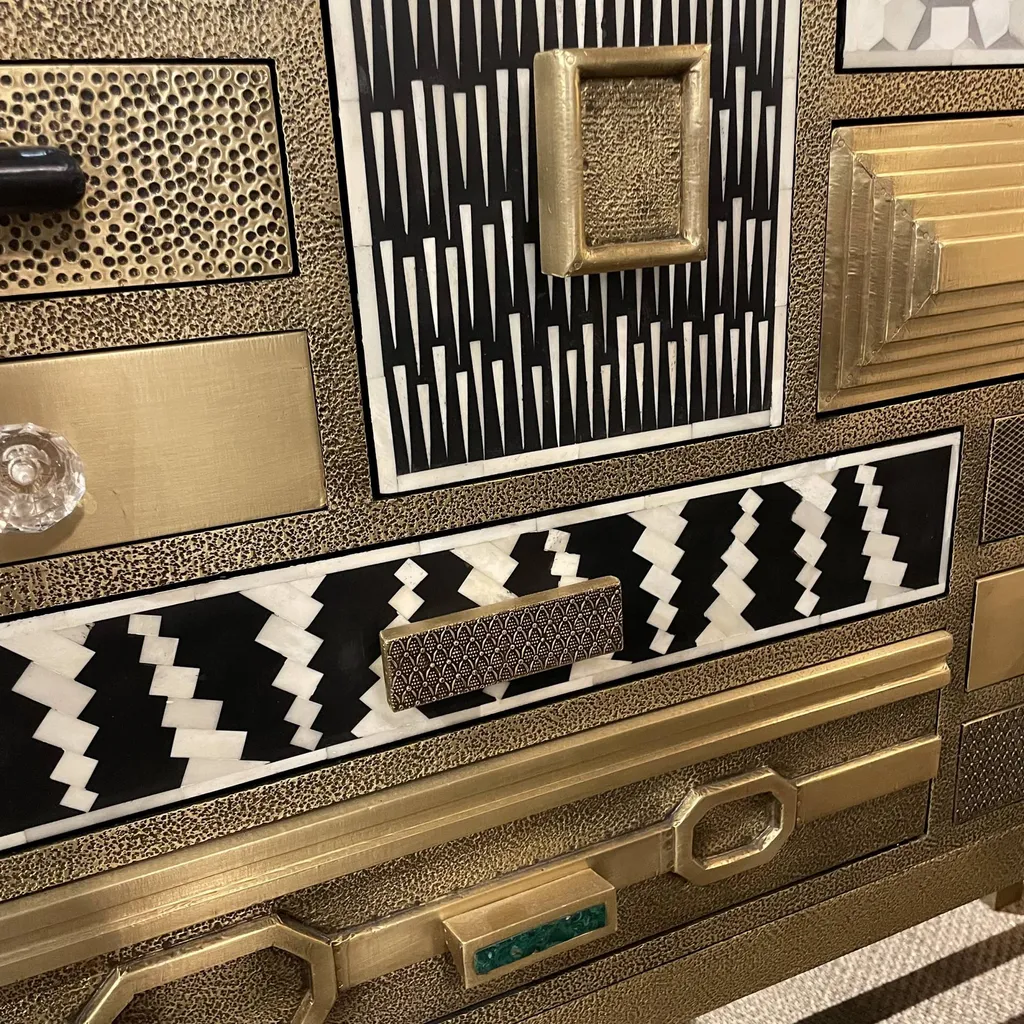 commode dorée avec motifs en promotion à Hyères chez Alliance Tiffany