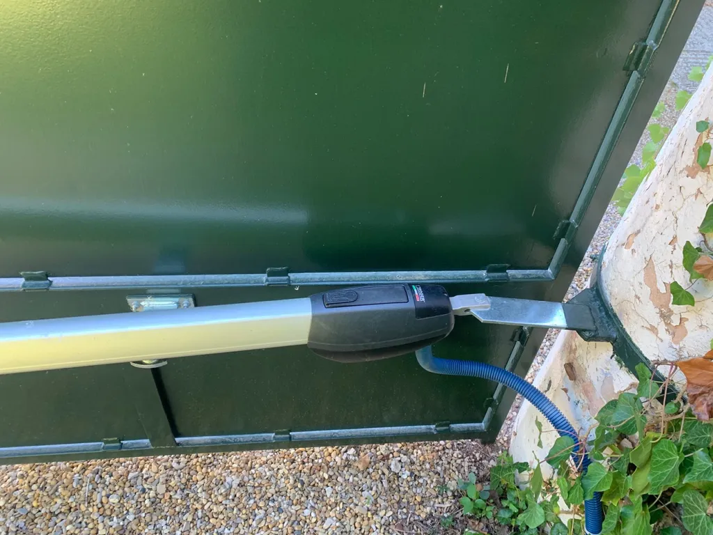 Installation automatisme de portail Roger Technology sur la commune de Peynier