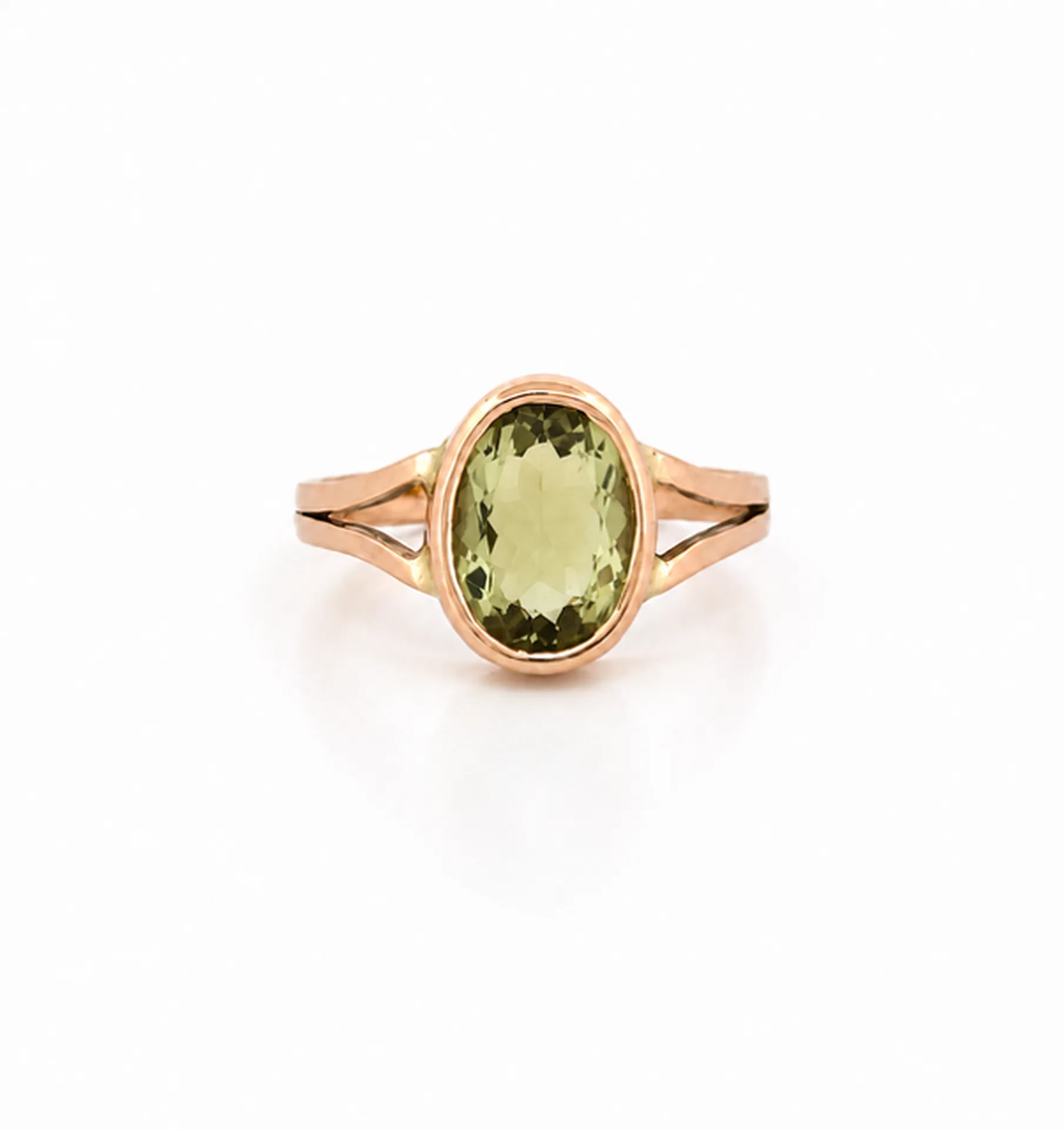 Bague en dépôt-vente chez Or Ligne à La Teste-de-Buch : bague en or 750 sertie d’une améthyste verte ovale d’environ 1,5 carat, proche Arcachon et Bordeaux