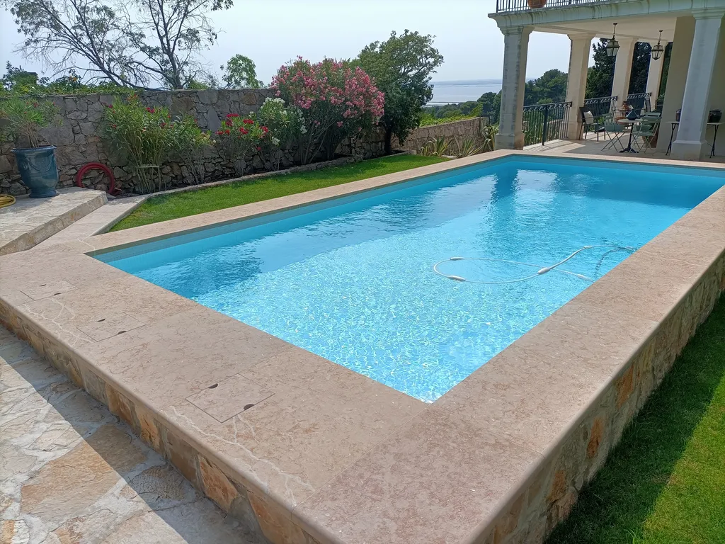 MARGELLE DE PISCINE EN PIERRE NATURELLE DE CASTELLA BEIGE / CENIA BEIGE FINITION FLAMMEE