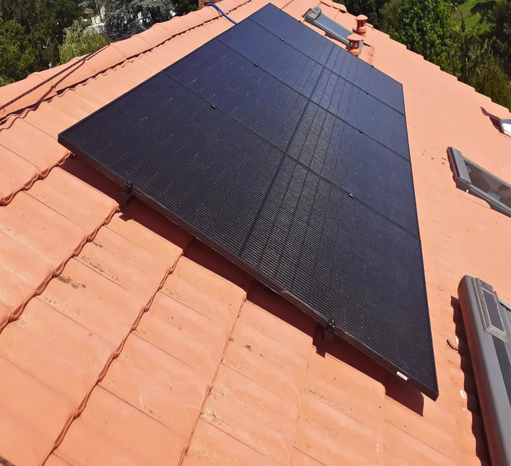 Installation sur toiture de 8 panneaux photovoltaïques (4 kWc) avec batterie physique à Saint-Galmier près de Saint-Etienne (42)