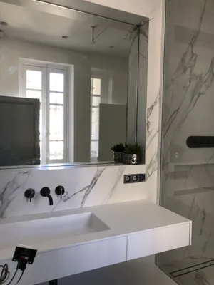 conception et réalisation d’une salle de  bain clé en main haut de gamme avec décor tapisserie , marbre et baignoire balnéothérapie 