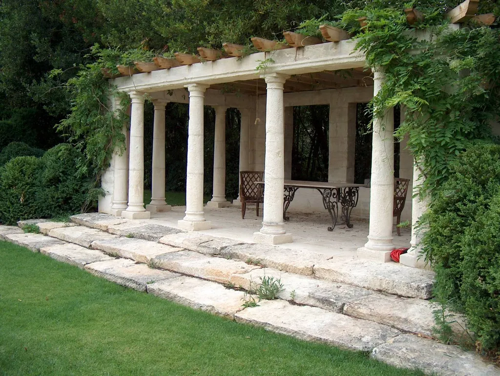 Encadrement massif en pierre d'Estaillades