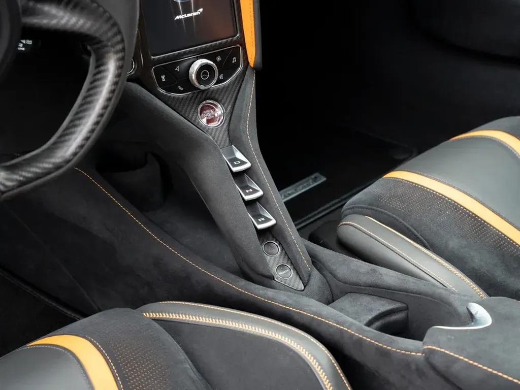 McLaren 720S détails console centrale carbone commandes sport Bordeaux