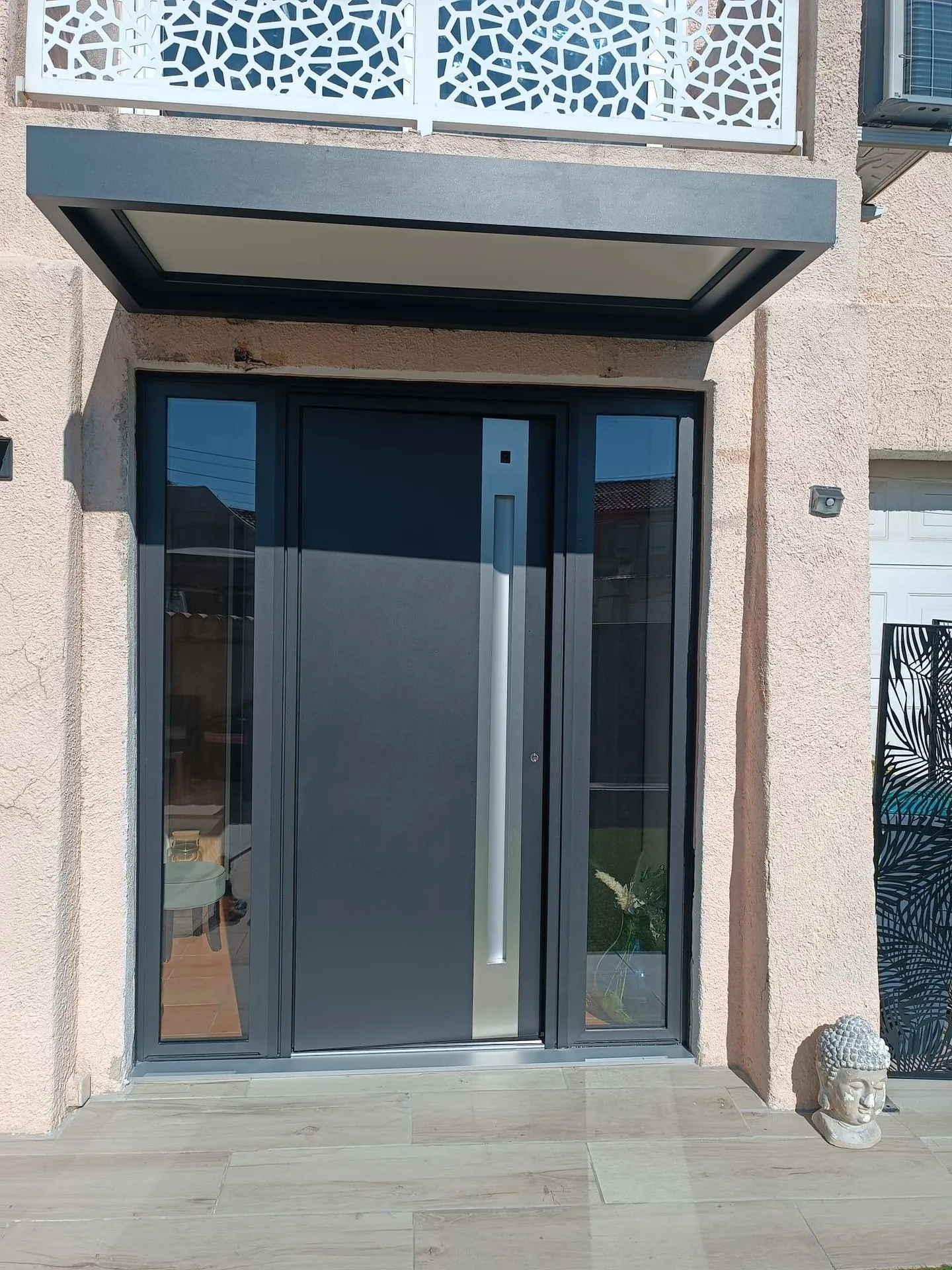 Installation d’une porte d’entrée et marquise en aluminium à Marignane