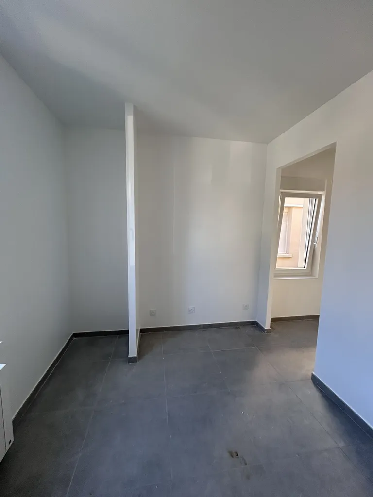 Le coin nuit optimisé, profitant d'un doublage acoustique performant sur le mur mitoyen pour garantir le calme absolu du locataire