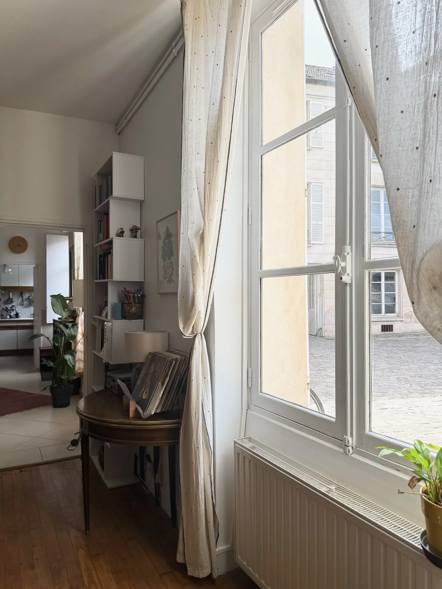 A vendre un appartement comme une maison, à quelques pas du RER A de Saint Germain en Laye, le calme absolu avec parking et jardin arboré de la copropriété.