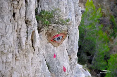 Excursion Calanque l’Œil-de-Verre l’Eden Boat : passagers admirant la cavité rocheuse unique de la Calanque de l’Œil-de-Verre depuis l’Eden Boat.