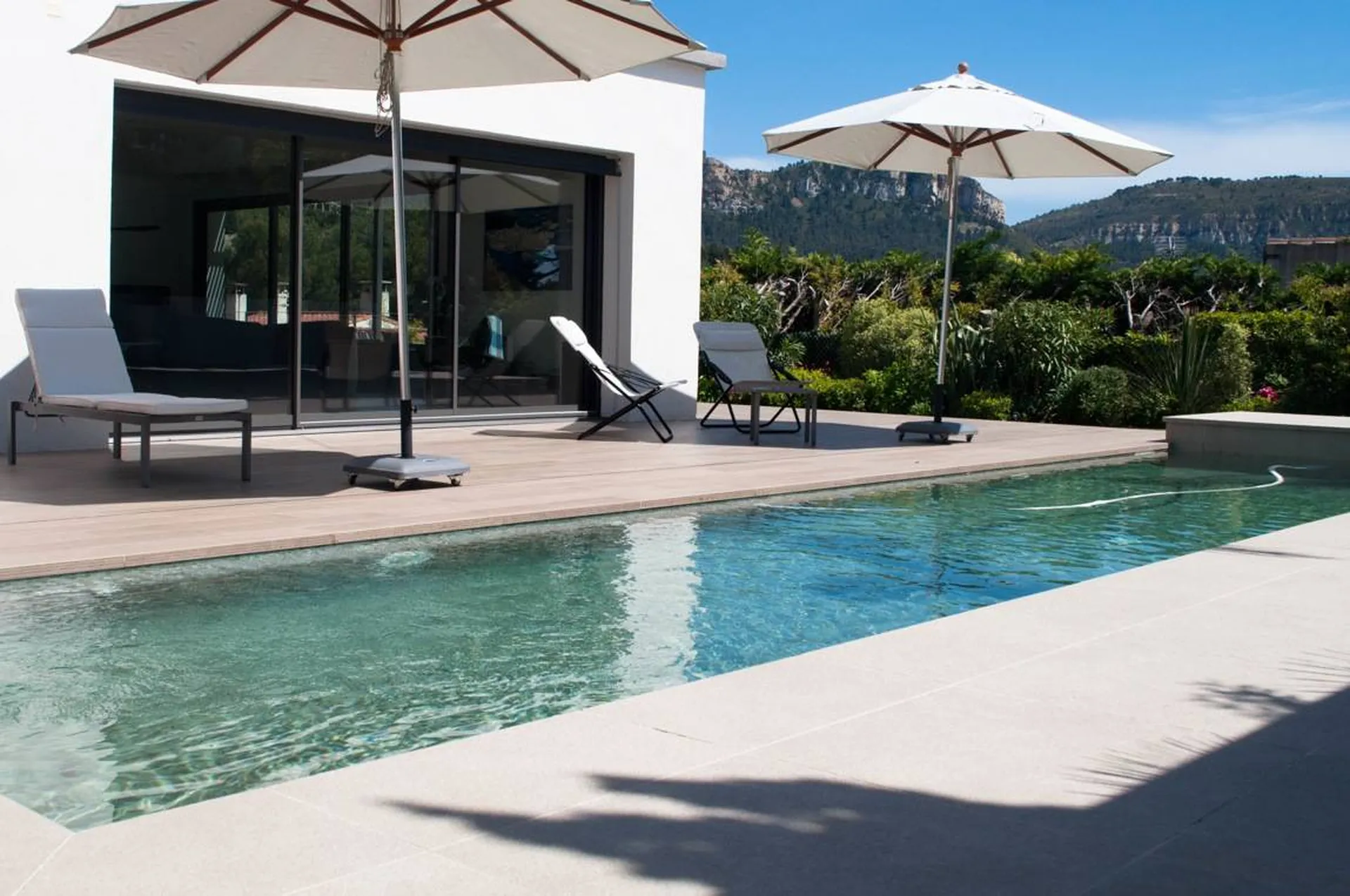 Couloir de nage surplombant la baie de cassis et le cap canaille prestige à vendre