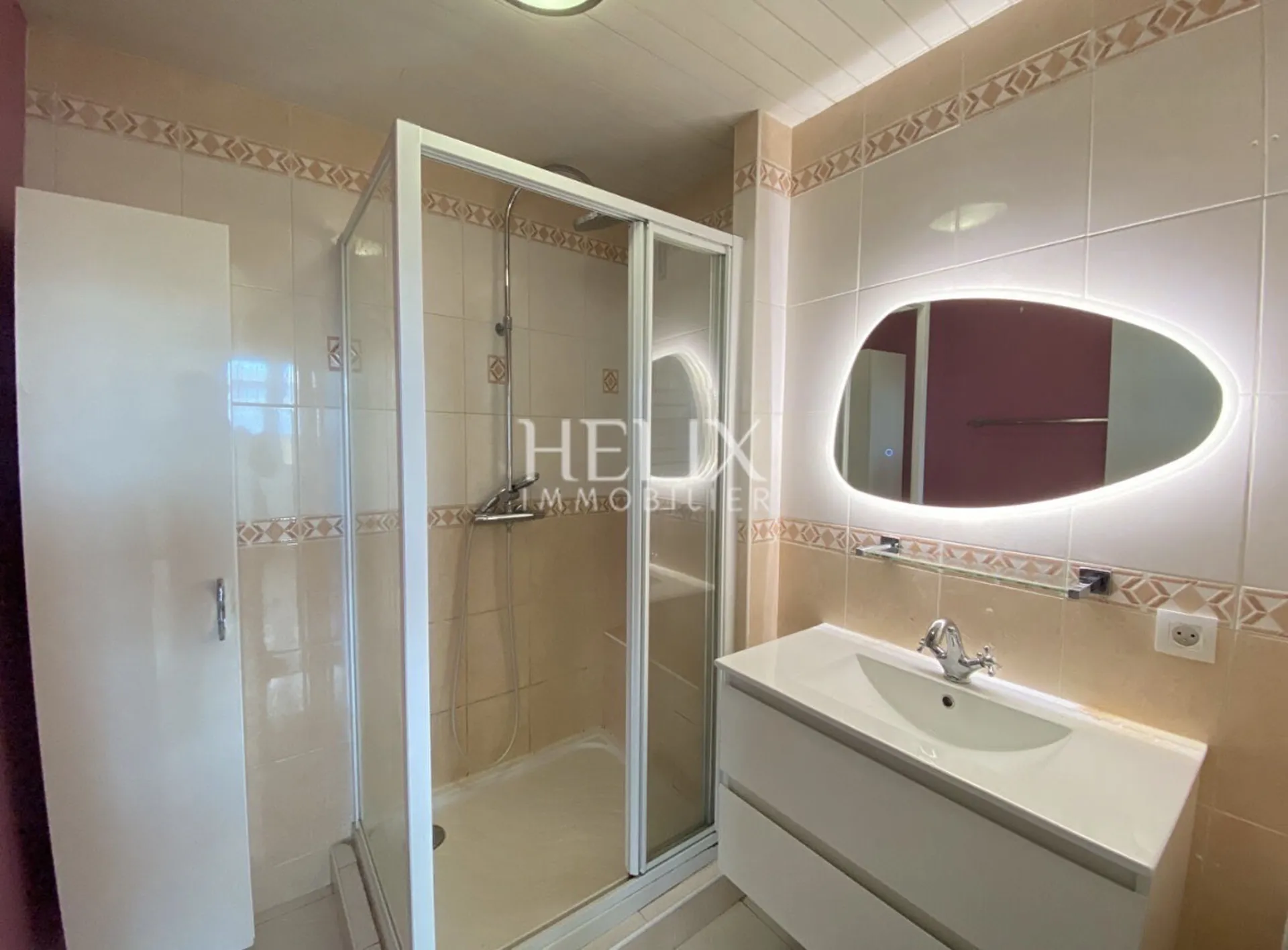 Le Pecq – Charles de Gaulle : 5 pièces traversant au dernier étage, loggia plein sud, vue dégagée