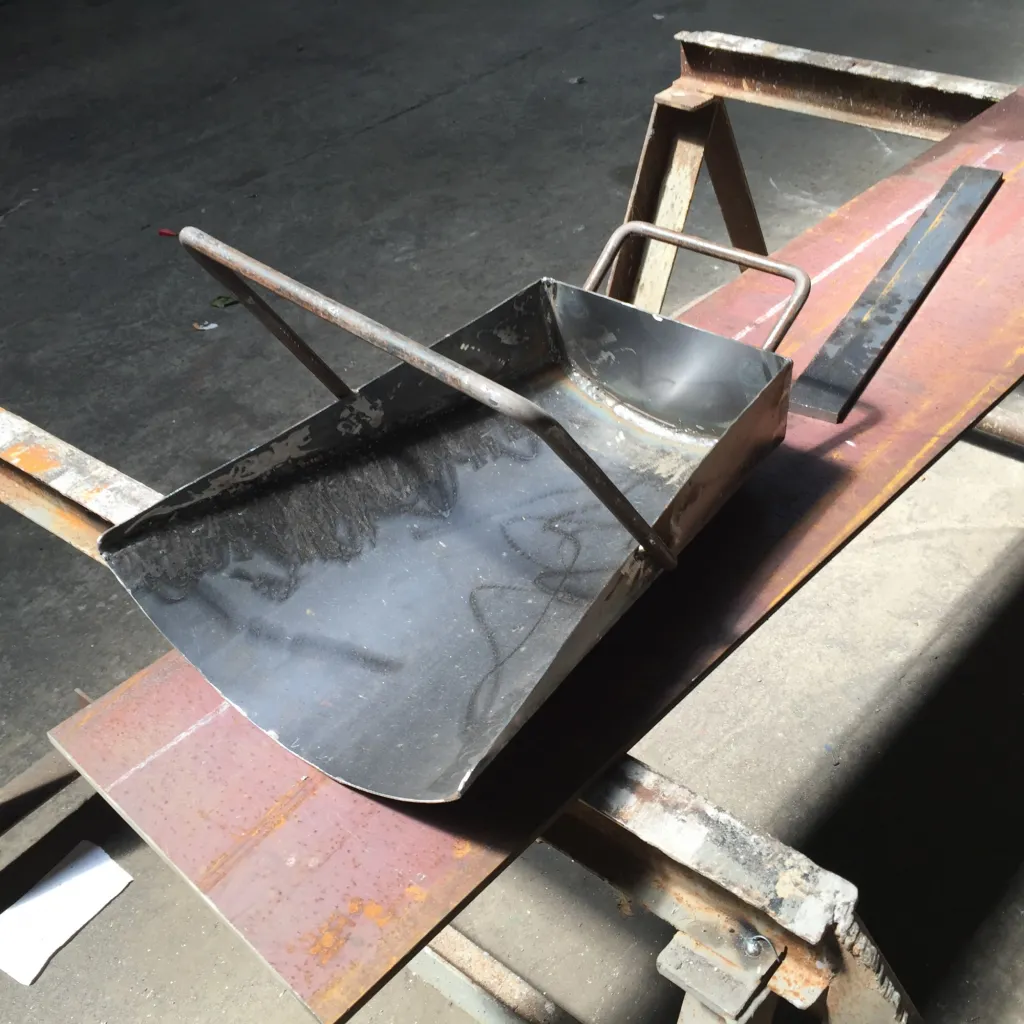 PELLE METALLIQUE ACIER OU INOX ALIMENTAIRE  FABRIQUEE SUR MESURE POUR ECHANTILLONNAGE DANS NOS ATELIERS DE CHAUDRONNERIE A MARTIGUES 13 BDR