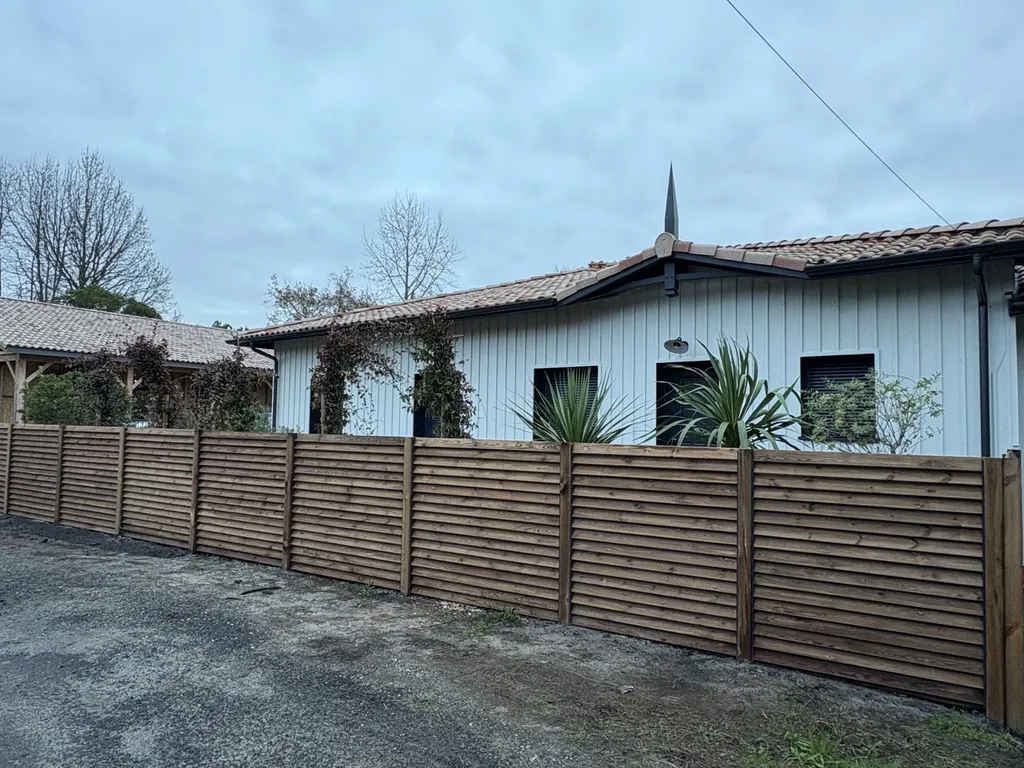 Création de clôture bois persienne par paysagiste local à Gastes et Parentis-En-Born dans les Landes.