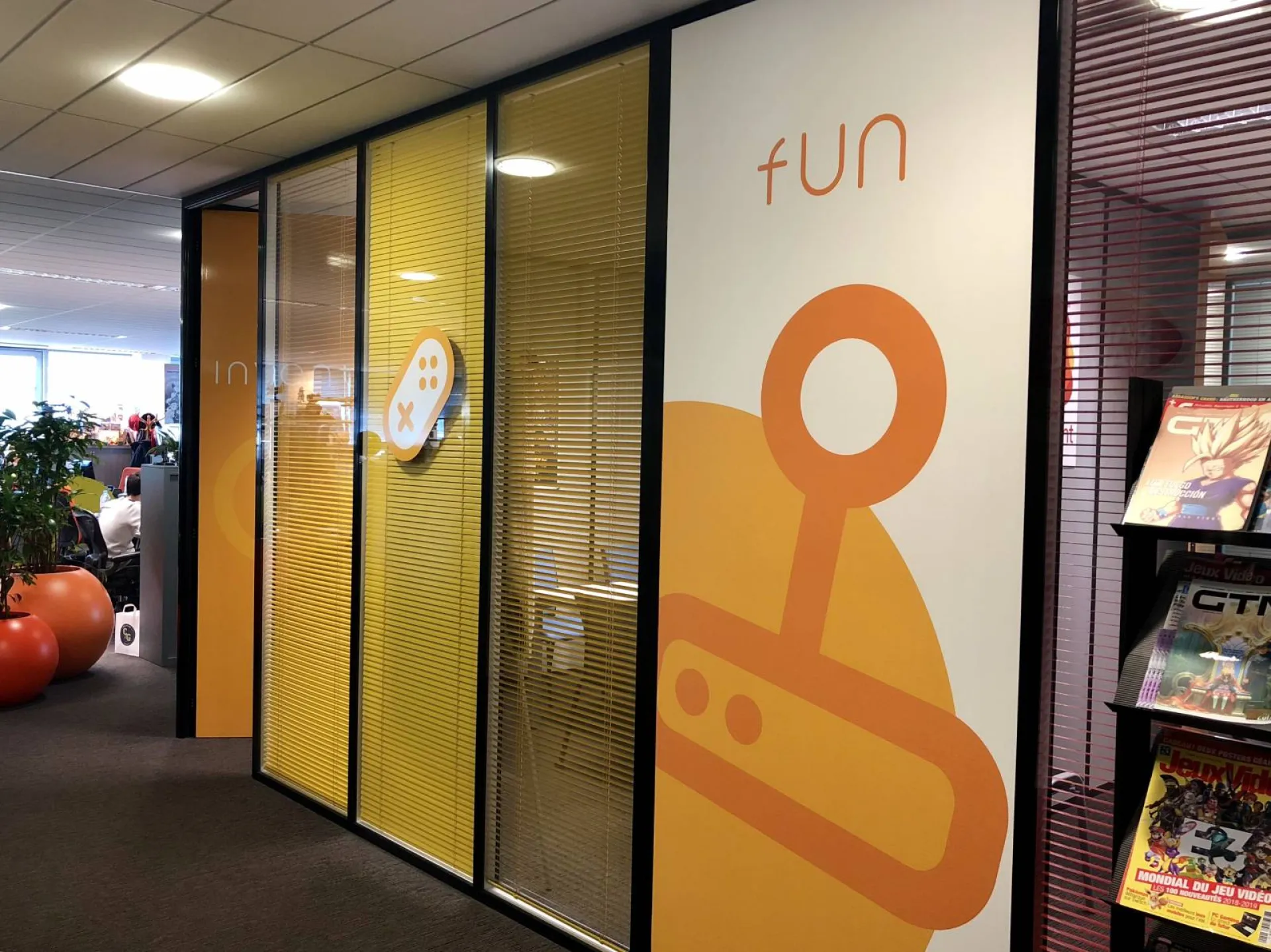 Création d'adhésifs pour la décoration intérieure de bureaux BANDAI NAMCO sur Lyon et la région Rhône-Alpes