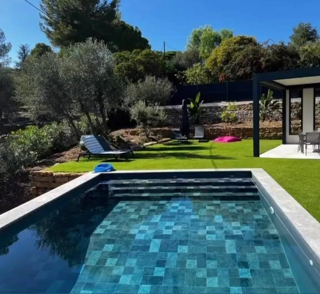 Réalisation d'une piscine sur mesure en béton à Valbonne dans le 06