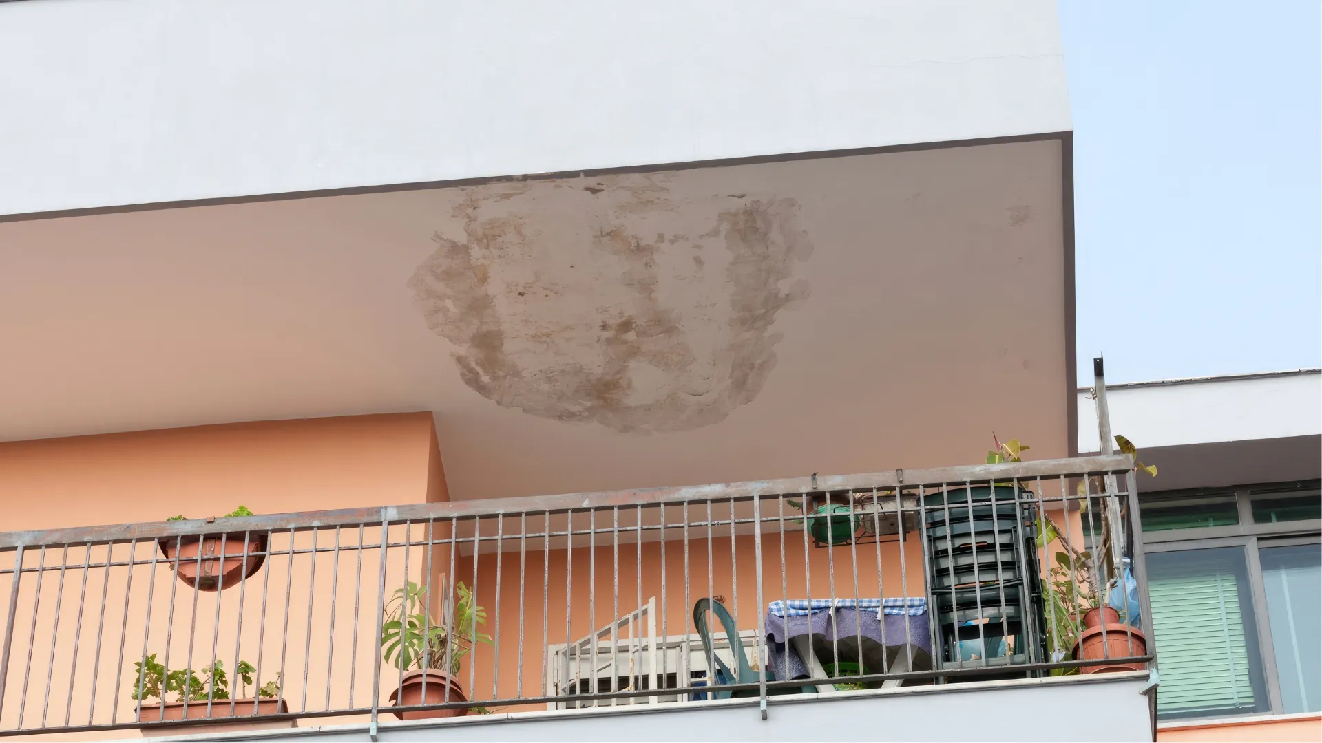 Infiltration balcon appartement à Bordeaux : résoudre et prévenir les problèmes d'étanchéité pour éviter dégâts intérieurs et dégradations structurelles