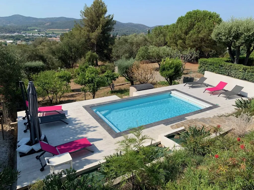 Piscine coque polyester Kryptonite C 7m à Six-Fours, La Garde et Cuers. Fond incliné, design moderne, installation rapide et garanties 30 ans.