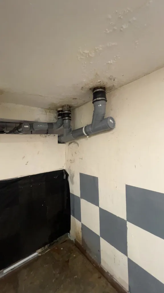 Création de réseau d'évacuation en PVC gris avec coudes et raccords pour meuble de cuisine à Marseille et ses alentours