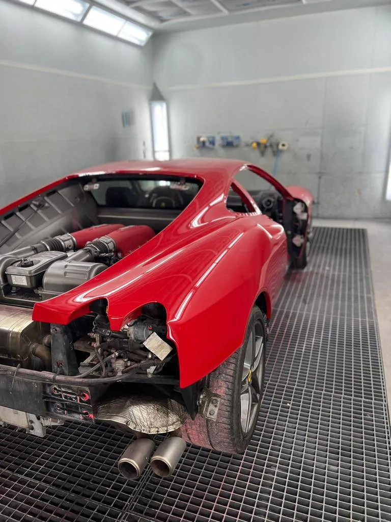 Peinture dans une cabine de peinture d'une Ferrari proche de Le Havre