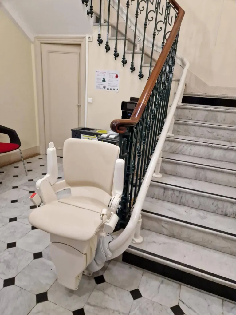 Le plus bel écrin qui soit pour cette installation de fauteuil monte escalier OTOLIFT Modul'Air Smart dans un escalier courbe intérieur en marbre près d'Antibes