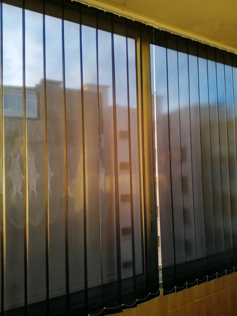 Store films Californiens solaire occultant pour veranda chez un  particulier à Toulon. 83.