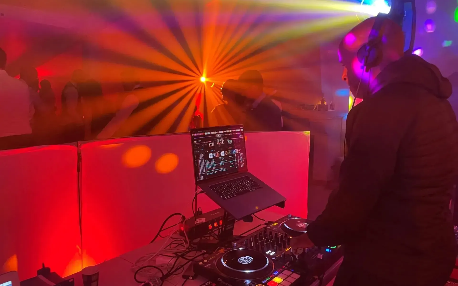 Éclairage événementiel avec totems lumineux effets LED et mise en valeur architecturale pour mariages séminaires et soirées en Occitanie