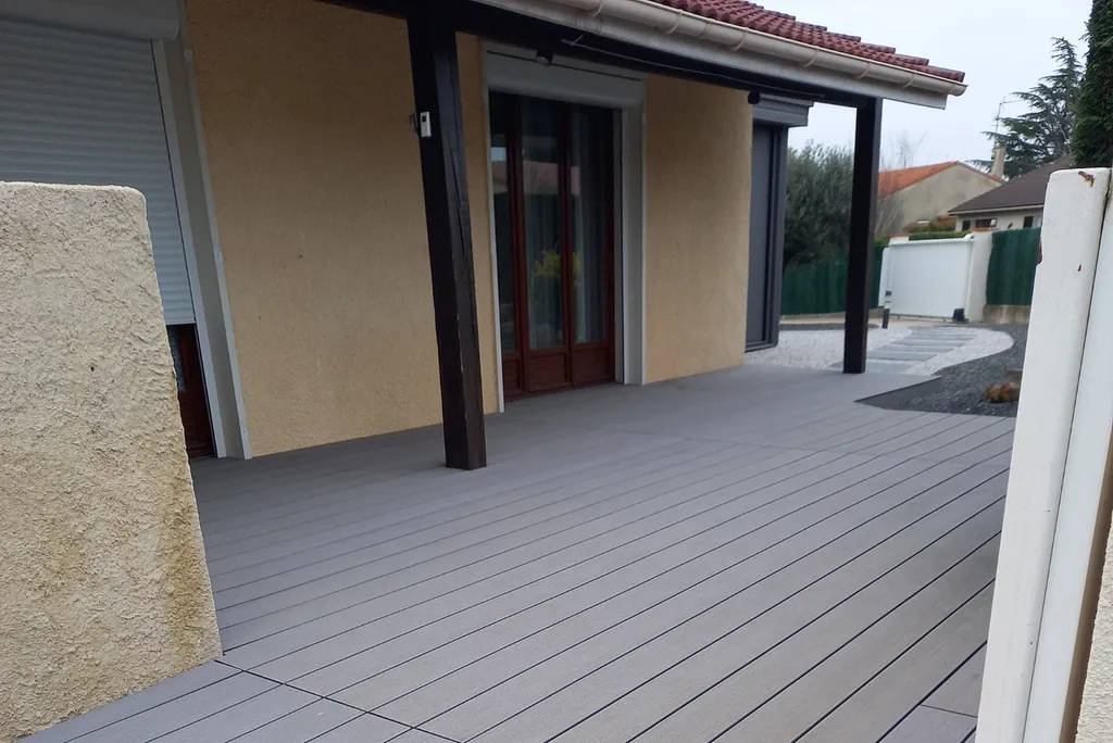 Réalisation d'une terrasse en bois composite à Blagnac