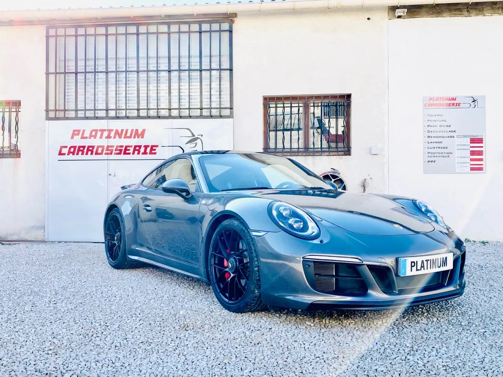 Réparation carrosserie Porsche 991 GTS  remise en état des jantes noir satiné et pares chocs avec Platinum Carrosserie Carnoux
