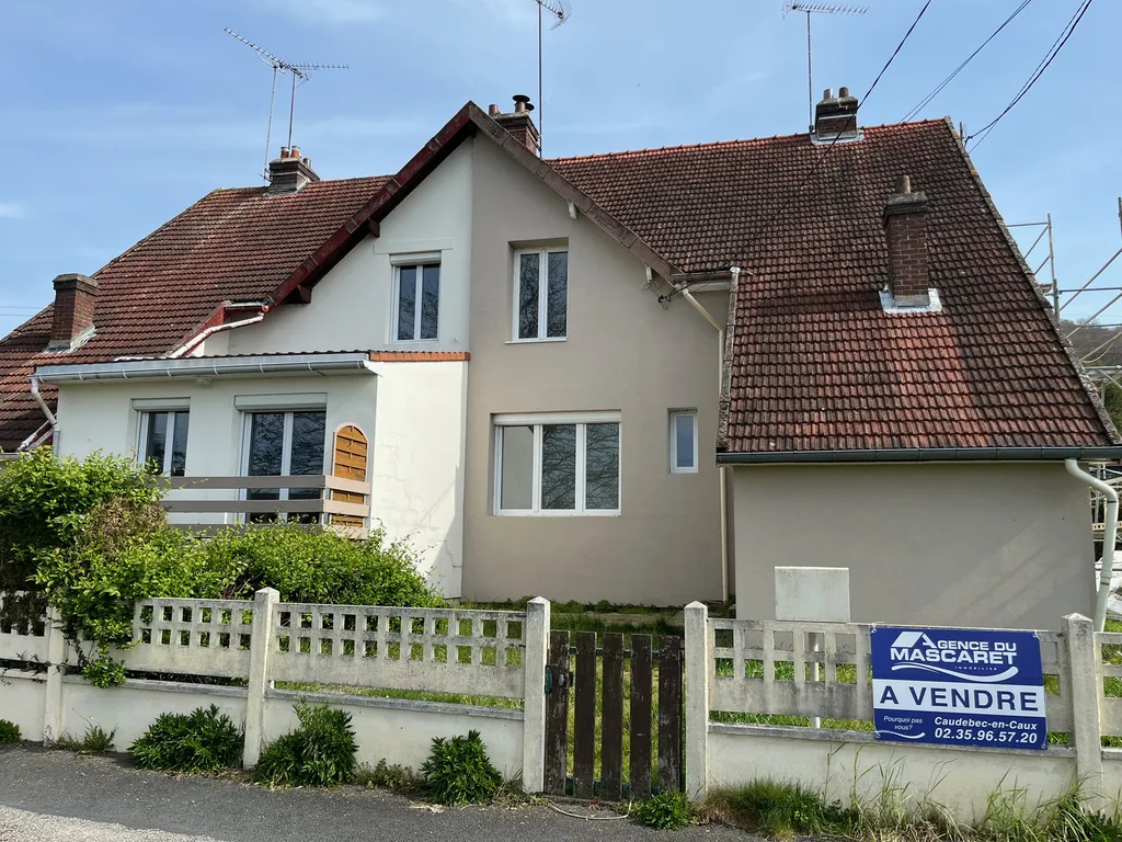 Maison de ville d'environ 63m² à vendre en centre ville du Trait, à proximité des écoles et commerces