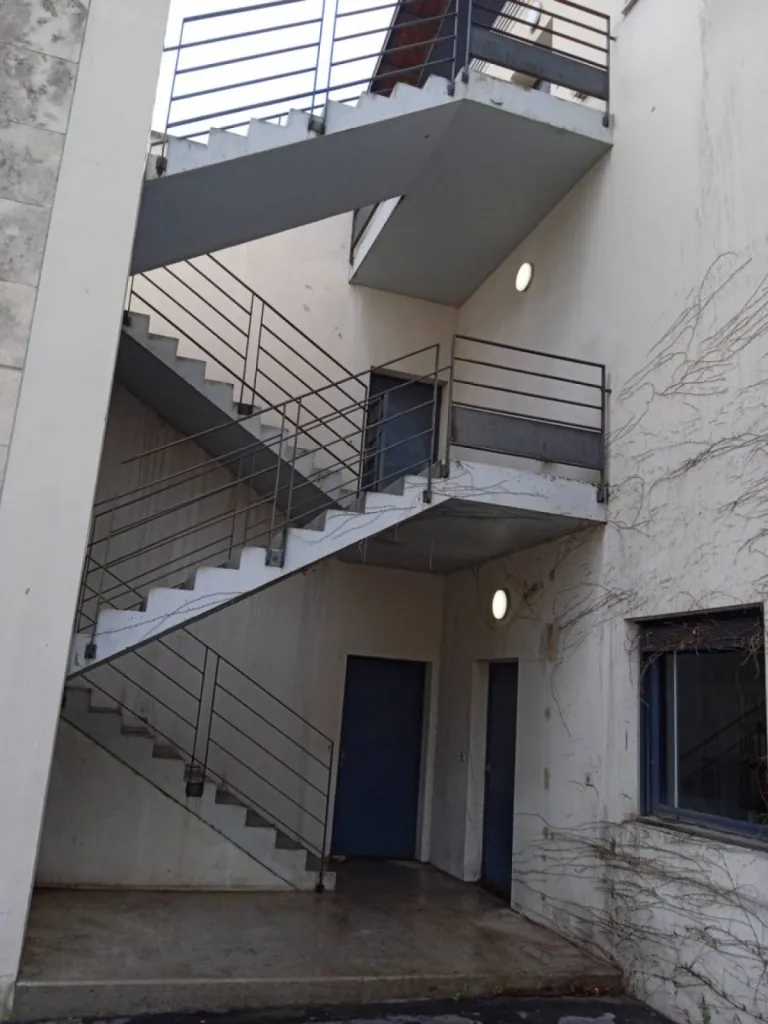 nettoyé escalier crottes pigeon à Aix en Provence