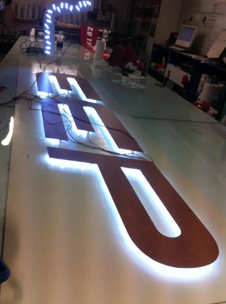 Enseigne avec rétro éclairage pour le commerce Jeep à Pamiers