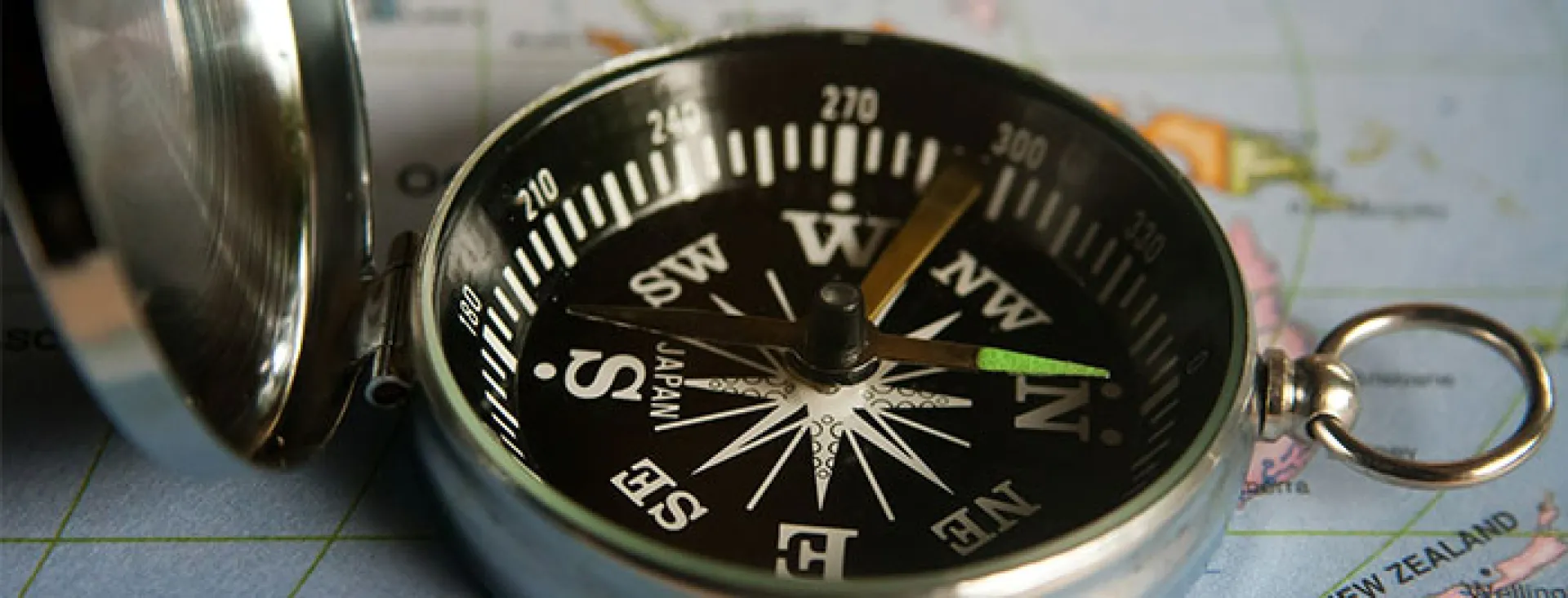 Cours de radiotéléphonie marine à Toulon pour obtenir le CRR avec entraînement à la communication VHF et connaissances des aides électroniques à la navigation