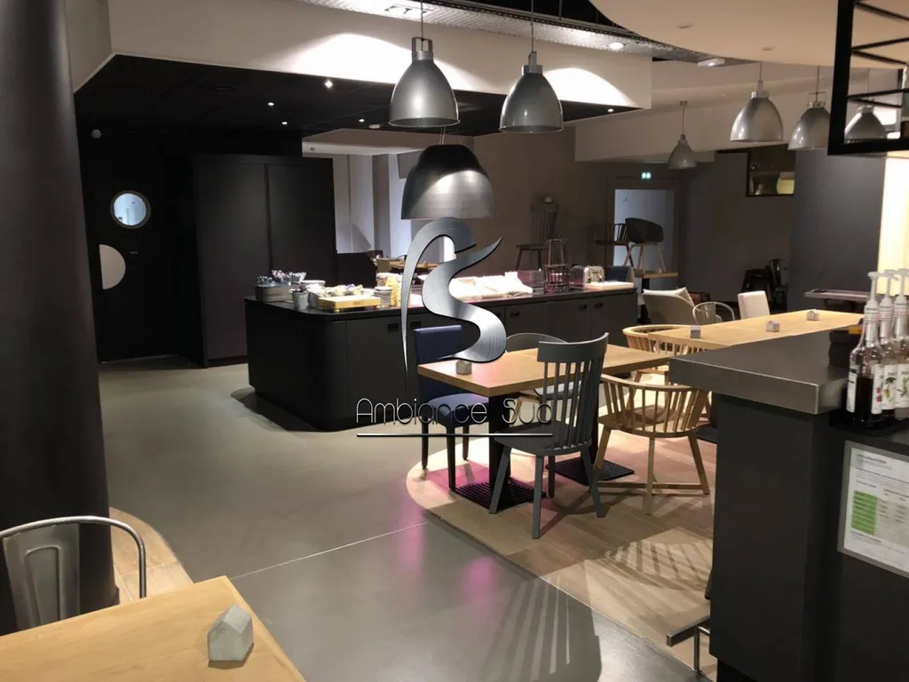 SOL DECORATIF BETON CIRE COULE POUR RESTAURANT A NICE