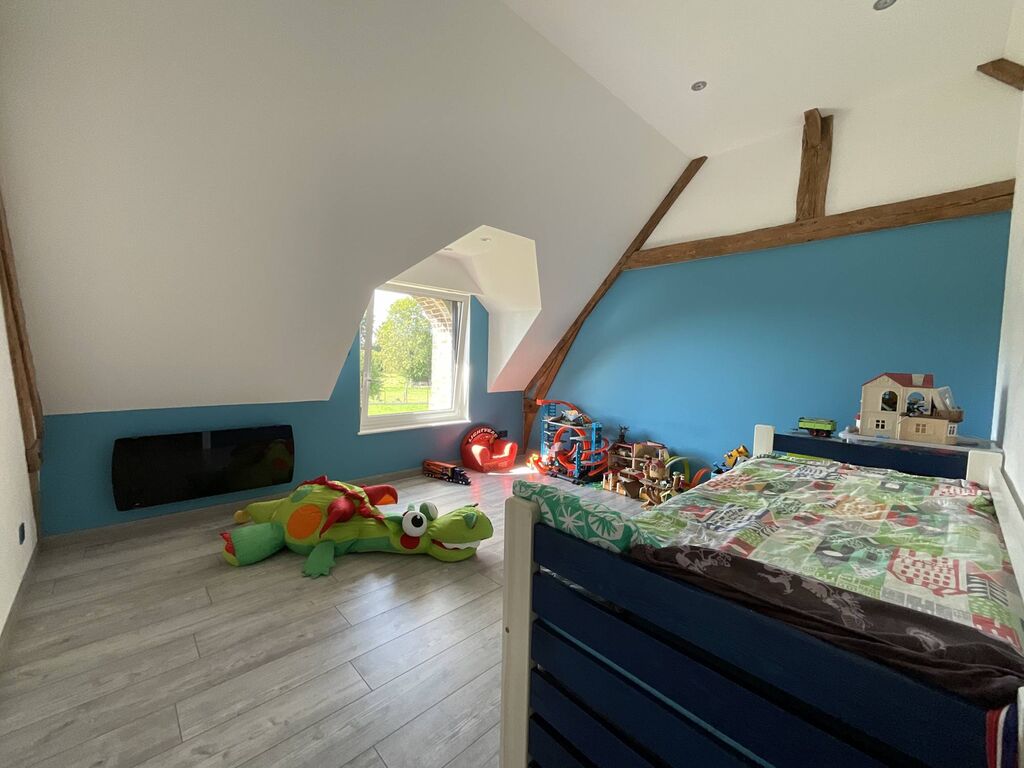 Vends longère en briques au calme à proximité des commerces, école et collège.