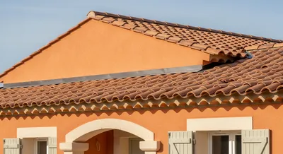Commander la construction de maison traditionnelle provençale avec toiture en tuiles terre cuite et rang de génoises à Aubagne