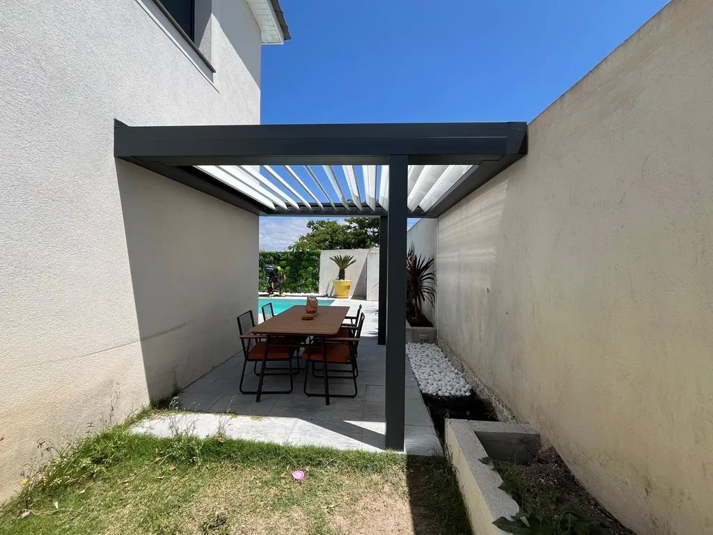 Installation d’une Pergola Marquises Modèle Open avec Poteaux Décalés à Châteauneuf-les-Martigues