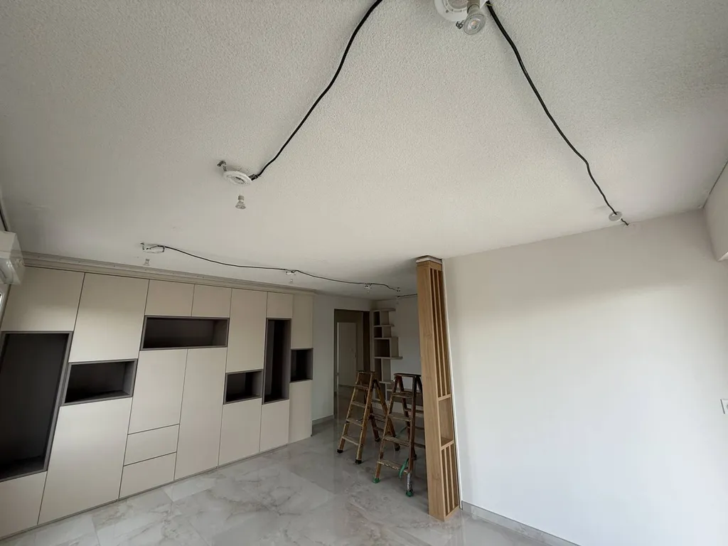 Plafond gouttelette : pourquoi le cacher plutôt que le supprimer ? Plafonds Tendus Occitans Aussonne