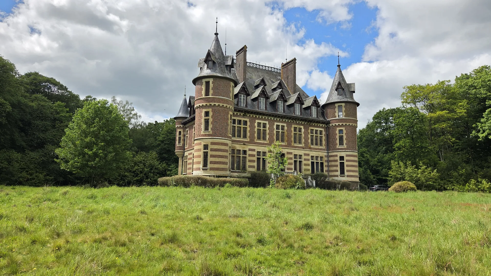 Proximité de Forges les Eaux, au coeur du Pays de Bray, Château des années 1900 à rénover, 76 Normandie