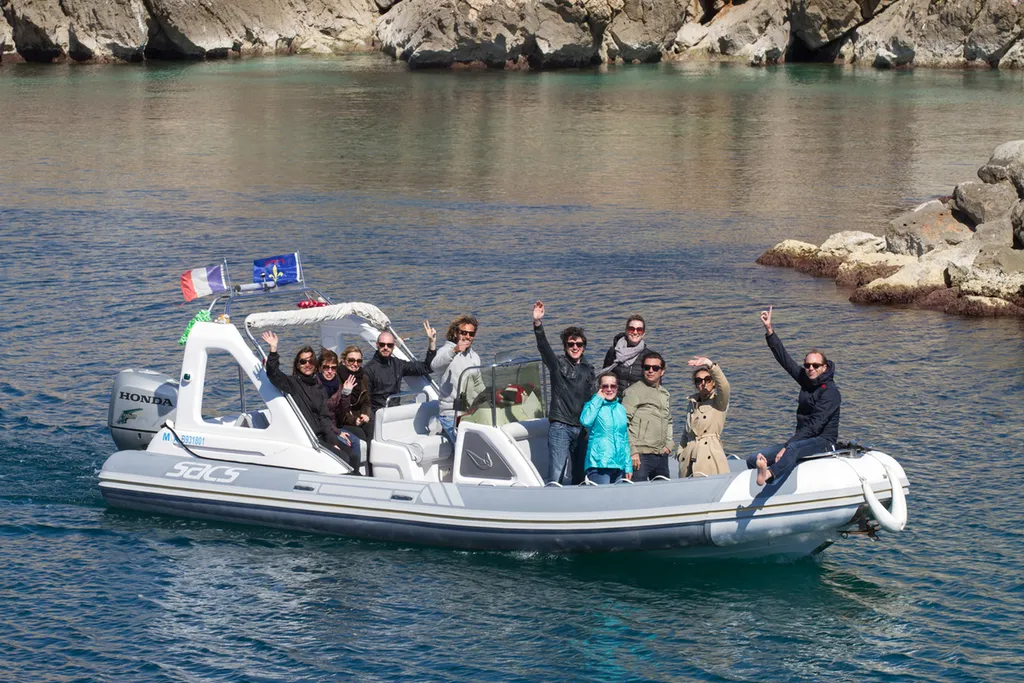 Idée Cadeau Anniversaire : Location de Bateau avec Skipper pour une Journée Inoubliable