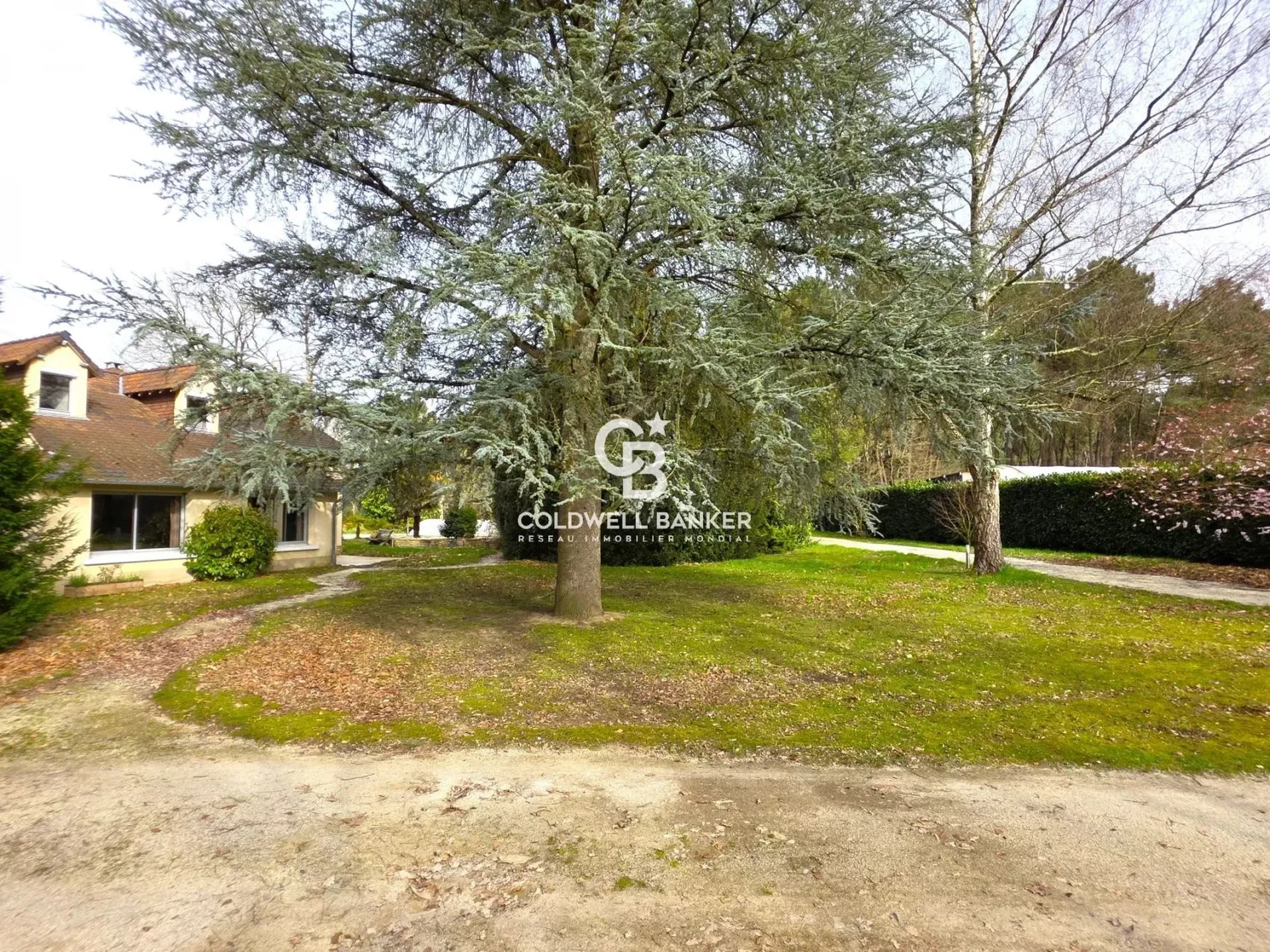 Maison familiale avec 6 chambres, piscine et grand terrain à vendre à Guécélard