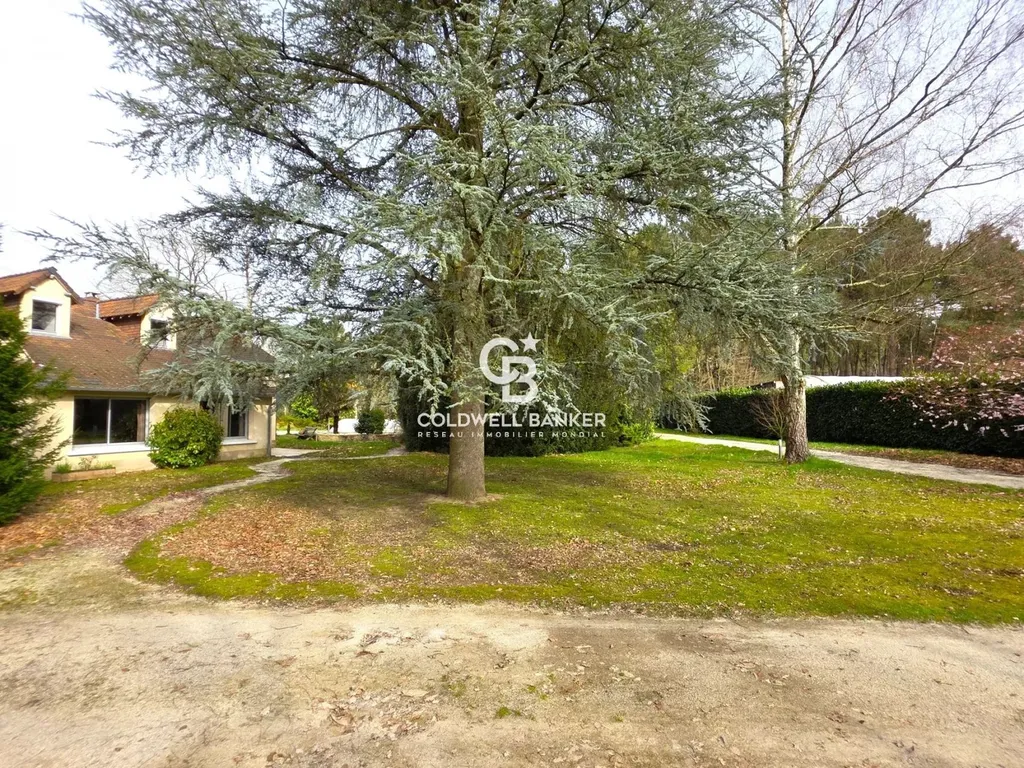 Maison familiale avec 6 chambres, piscine et grand terrain à vendre à Guécélard