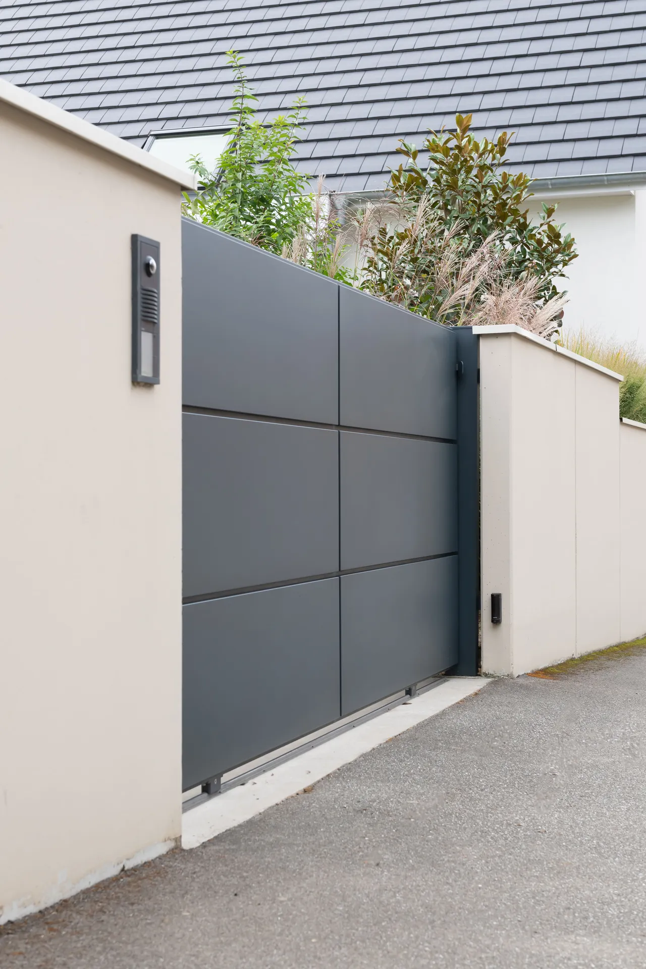 Portail aluminium sur mesure tschoeppe installation en corse du sud