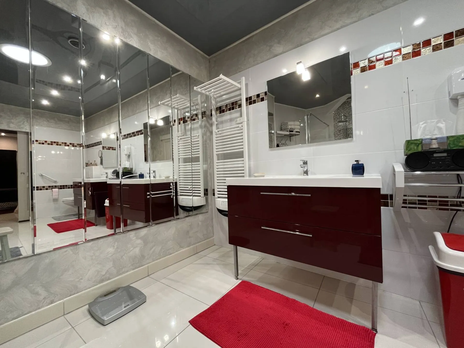 Ensemble immobilier, à vendre, avec ascenseur, situé en centre ville de Caudebec en Caux