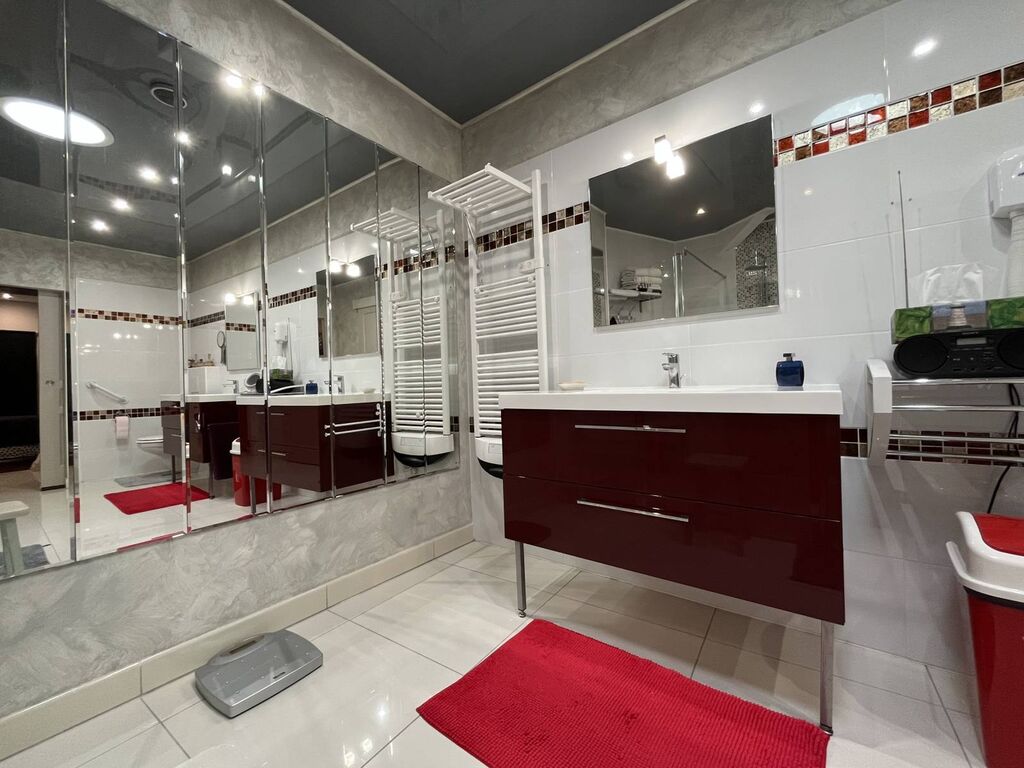 Ensemble immobilier, à vendre, avec ascenseur, situé en centre ville de Caudebec en Caux