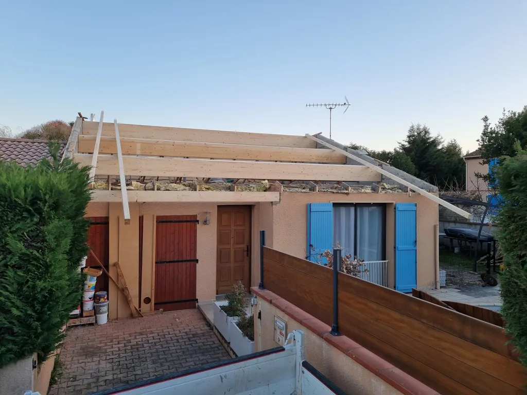 Installer une charpente neuve avec plancher voliges et couverture neuve à Miramas