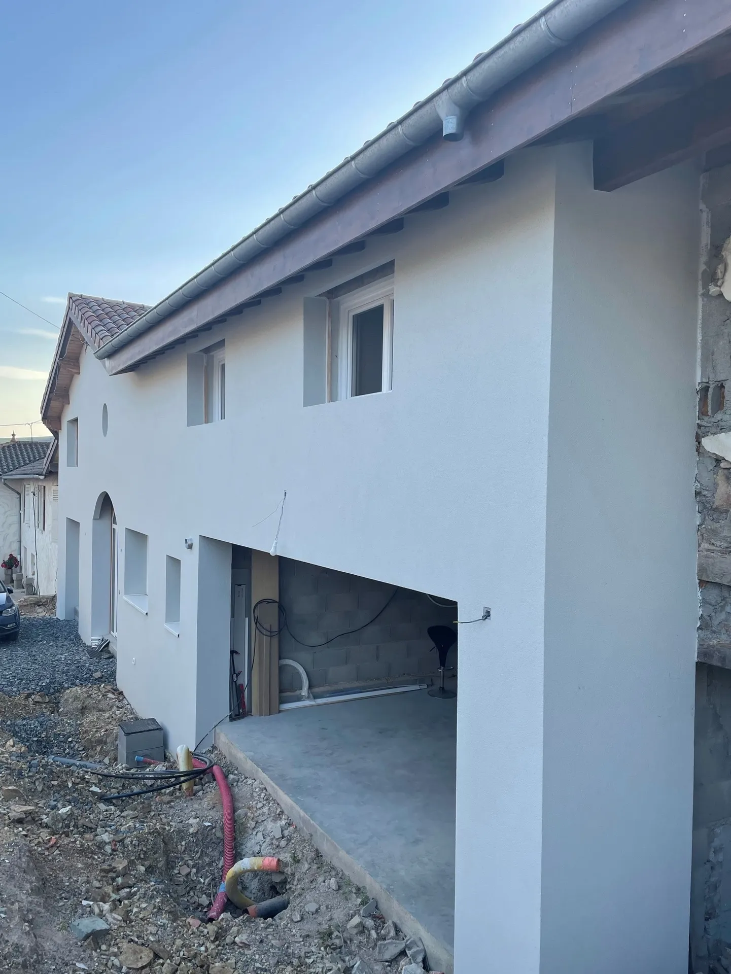 Travaux d’isolation thermique par l’extérieur (ITE) à Charbonnières-les-Bains pour réduire les pertes de chaleur