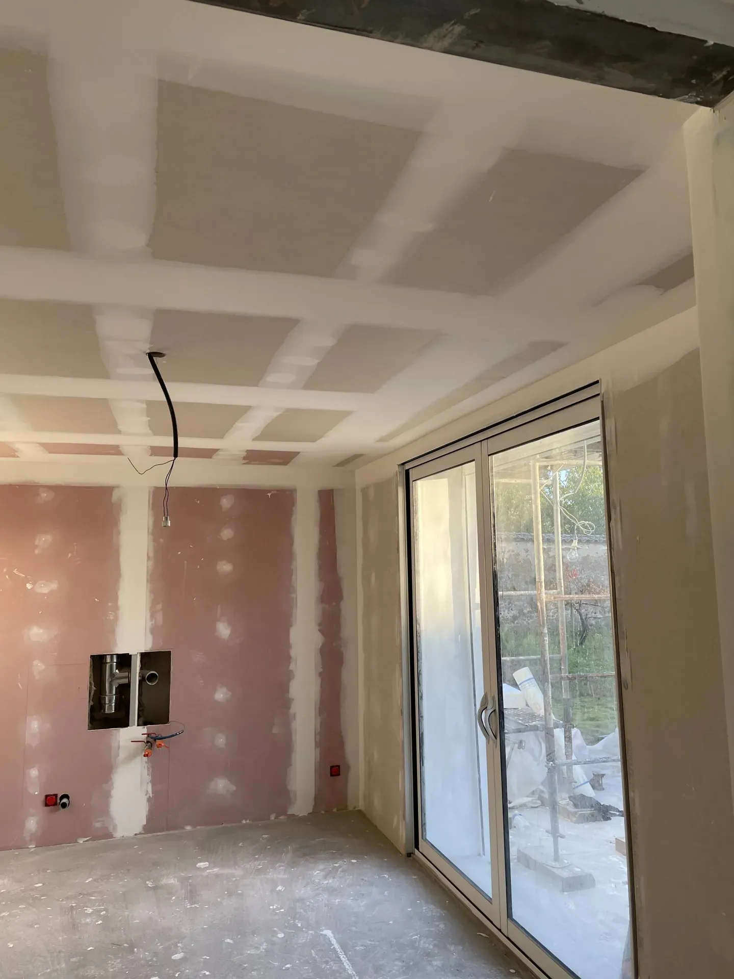 Baie vitrée après isolation thermique intérieure (ITI), garantissant une performance énergétique optimale avant finitions