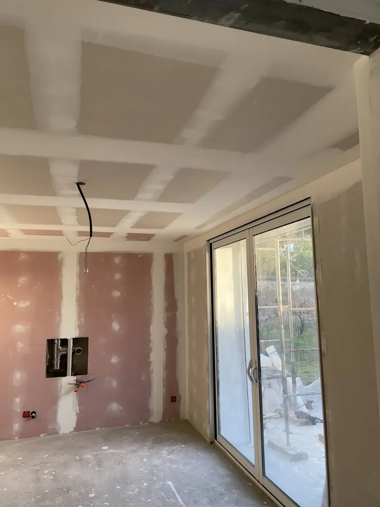 Baie vitrée après isolation thermique intérieure (ITI), garantissant une performance énergétique optimale avant finitions