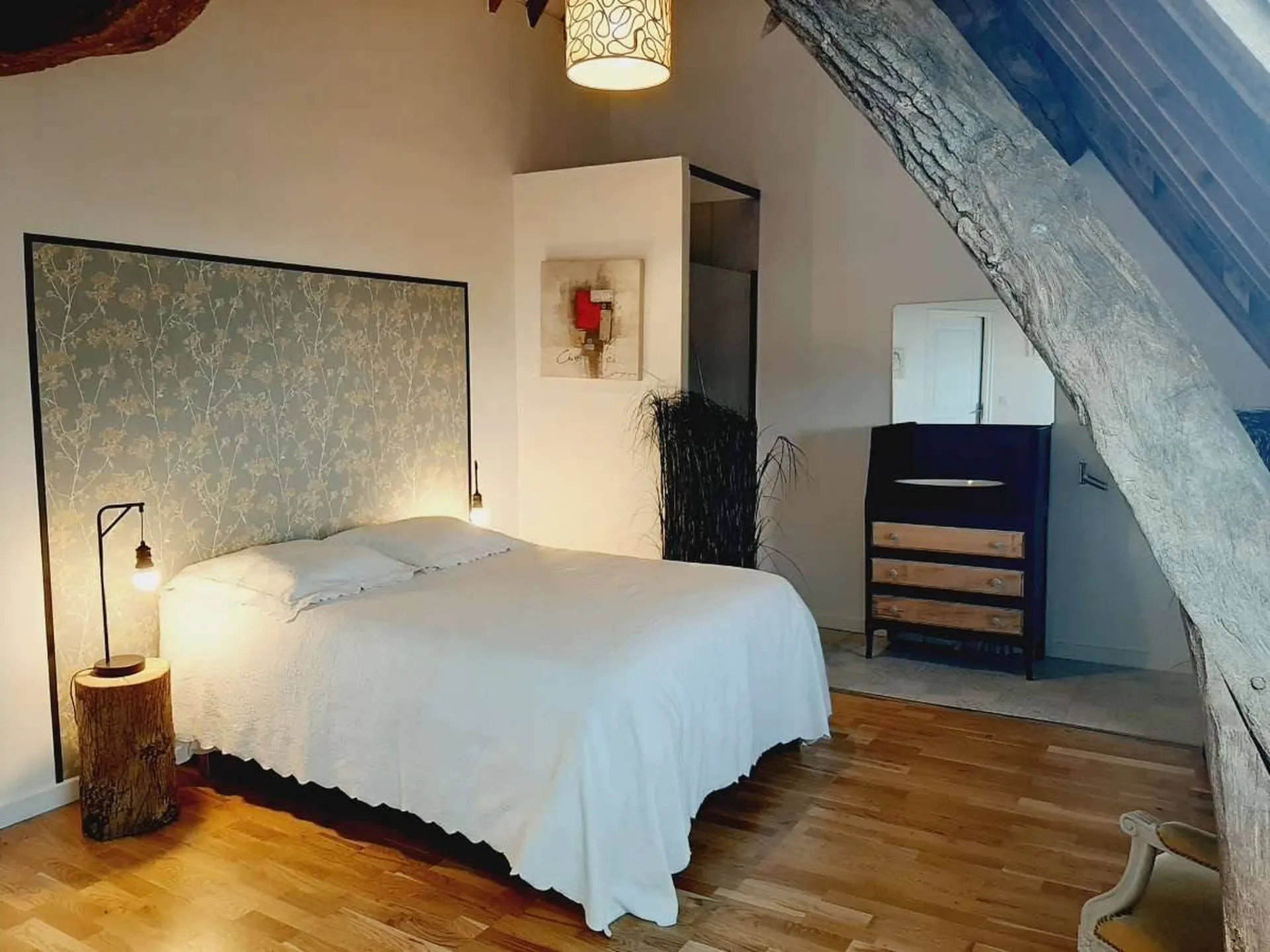 Visite, cette magnifique Propriété Normande, à 10 minutes de Pont l'Evêque, sur plus de 16 hectares de terrain.