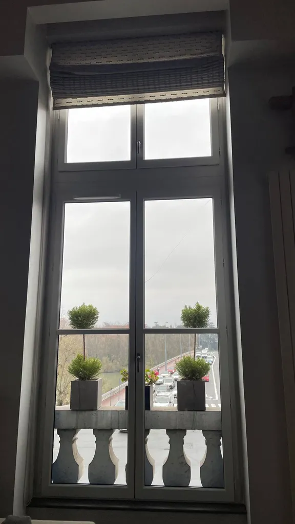 vue de l'intérieur avec une finition blanc intérieur et bleu à l'extérieur à Lyon 4