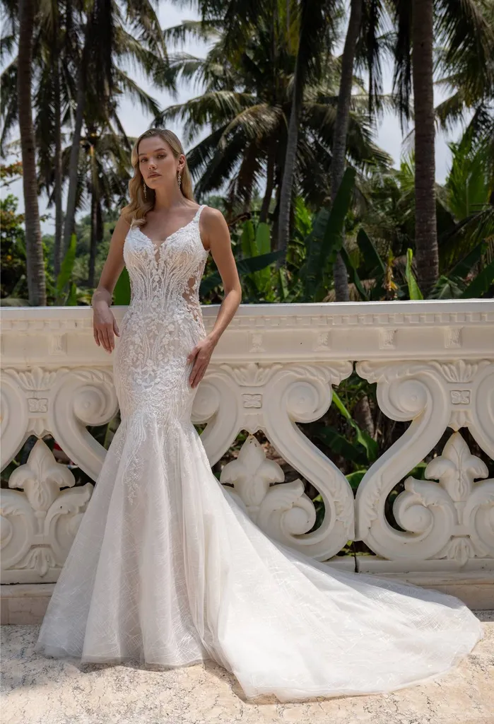 Robe de mariée sirène en dentelle brodée à décolleté plongeant et dos nu Marseille